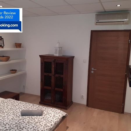 Utulny Apartman V Bratislava 6 エクステリア 写真