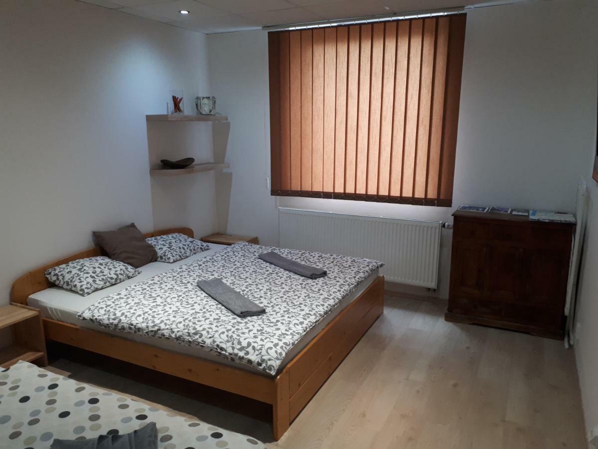 Utulny Apartman V Bratislava 6 エクステリア 写真